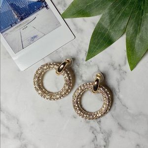 Earrings in crystal round design in god tone ✨